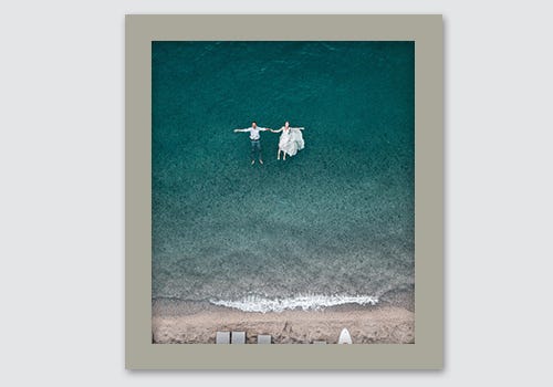 Your wedding picture frame style should match the theme of your wedding