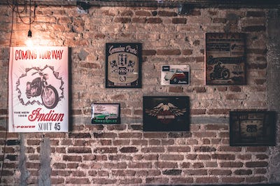 Rustic and industrial gallery wall in an organic shape Rustic and industrial gallery wall in an organic shape
