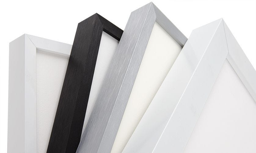 Classic black and white frames in simple profiles