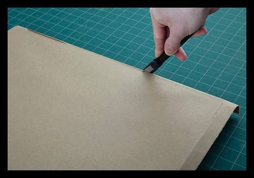 Using a dust cover trimmer to trim the kraft paper Using a dust cover trimmer to trim the kraft paper
