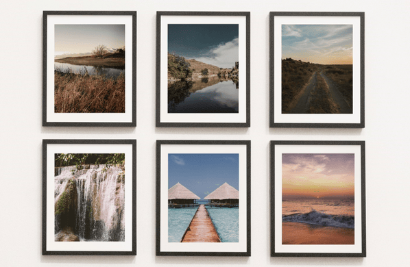 A structured and dynamic gallery wall using various simple black frames and an organic placement A structured and dynamic gallery wall using various simple black frames and an organic placement